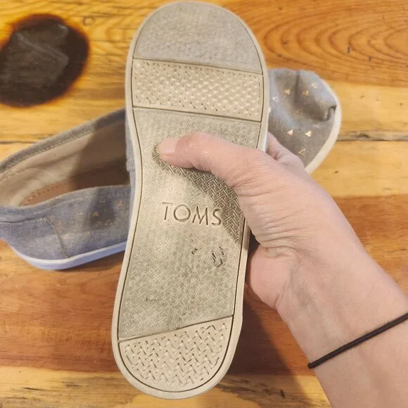 TOMS Women’s 7/Youth 5 Alpargata Chambray Rose Gold Triangle Print Slip-On Shoes - Picture 7 of 7